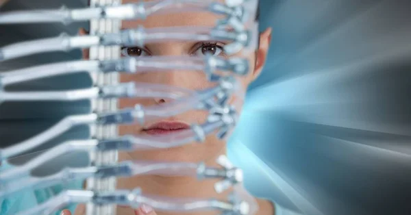 Close-up da mulher através da eletrônica contra o borrão de movimento azul — Fotografia de Stock