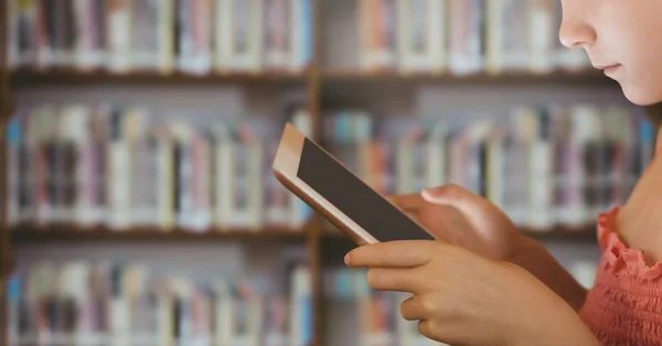 Chica en la tableta en Biblioteca —  Fotos de Stock