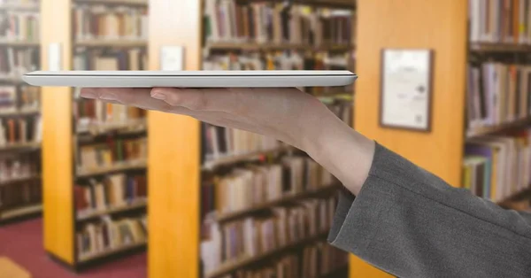 Mans hand som håller tabet i biblioteket — Stockfoto