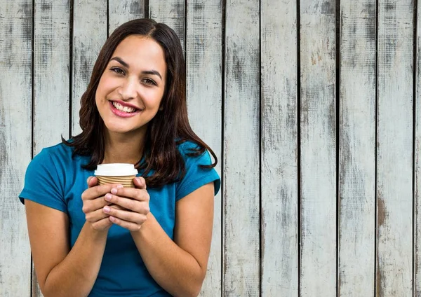 Mujer en camiseta azul con taza de café contra panel de madera —  Fotos de Stock