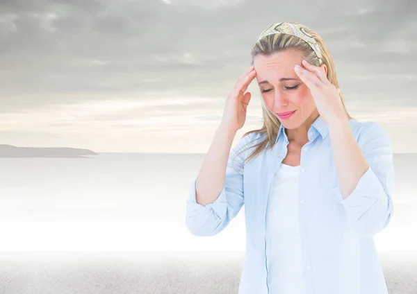 Mulher estressada dor de cabeça na frente do mar — Fotografia de Stock
