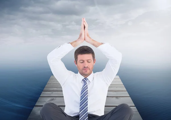 Hombre Meditando por el mar — Foto de Stock