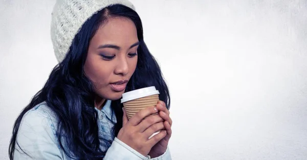 Κοντινό πλάνο Γυναίκα πίνει από κύπελλο καφέ άσπρο τοίχο — Φωτογραφία Αρχείου
