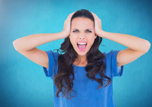 Benadrukt vrouw tegen blauwe achtergrond — Stockfoto