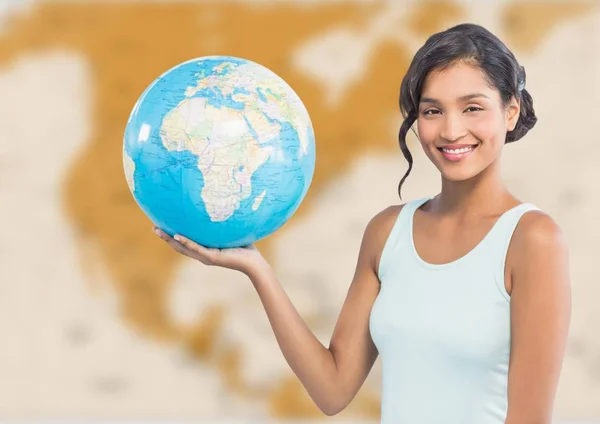Žena s globe proti rozmazaný hnědá mapa — Stock fotografie