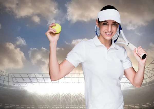 Joueur de tennis contre le stade avec des lumières vives et ciel avec des nuages — Photo