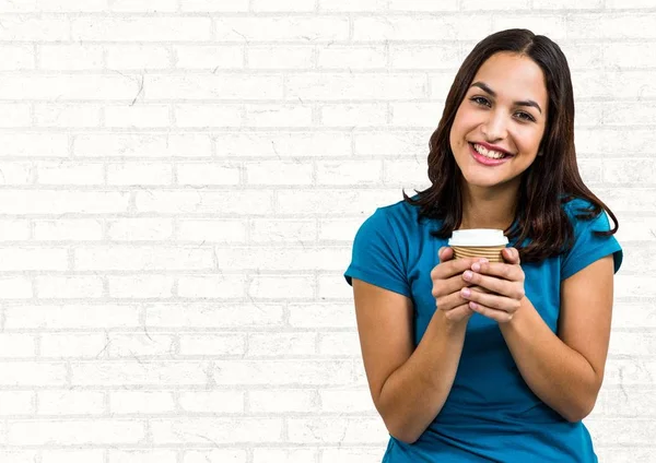 Mulher com tshirt azul e xícara de café contra parede de tijolo branco — Fotografia de Stock