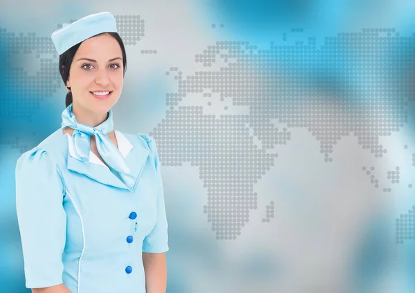 Stewardess gegen blaue Karte — Stockfoto