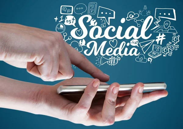 Mãos com telefone e doodles de mídia social branco contra fundo azul — Fotografia de Stock