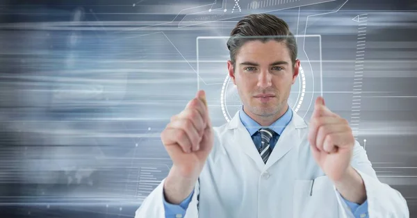 Человек в лабораторном халате держит стеклянное устройство против размытия движения — стоковое фото