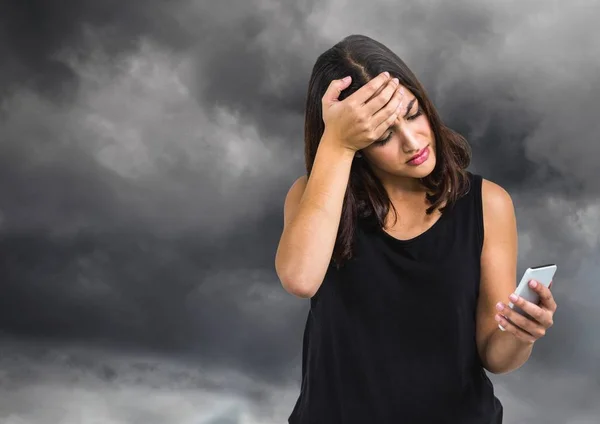 Perturbada mulher preocupada contra o céu escuro nublado — Fotografia de Stock