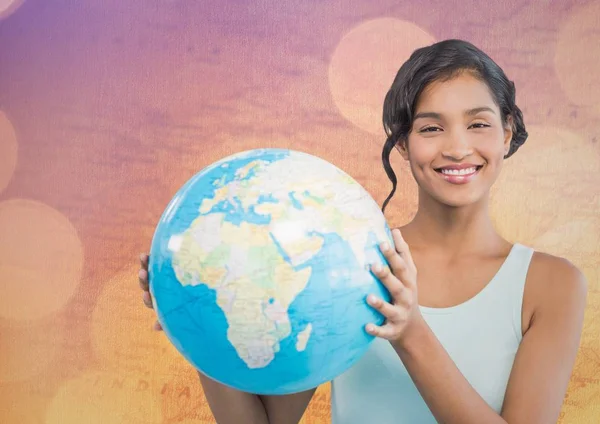 Mulher com globo contra mapa com bokeh — Fotografia de Stock