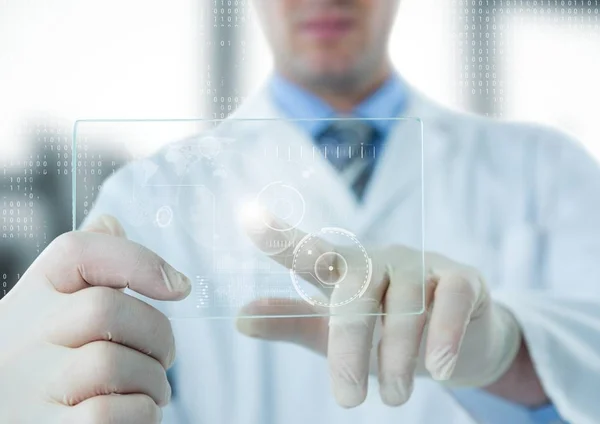Mann im Laborkittel zeigt auf weiße Schnittstelle — Stockfoto