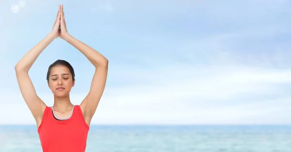 Frau meditiert Yoga auf dem Meer — Stockfoto