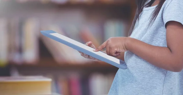 Criança em tablet na Biblioteca — Fotografia de Stock