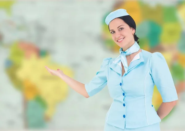 Stewardess gegen unscharfe Landkarte — Stockfoto