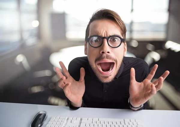 Stressad man hysterisk i office — Stockfoto