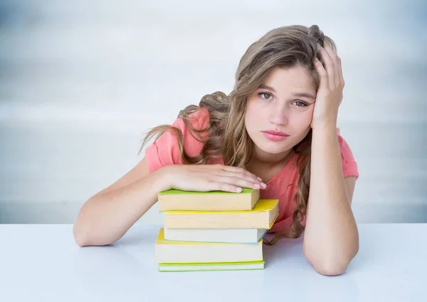 Mulher com livros na mesa — Fotografia de Stock