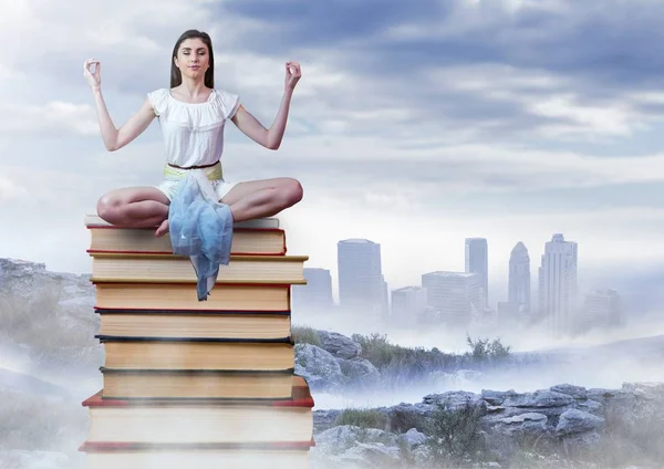 Mujer meditando sentada meditando en Libros —  Fotos de Stock