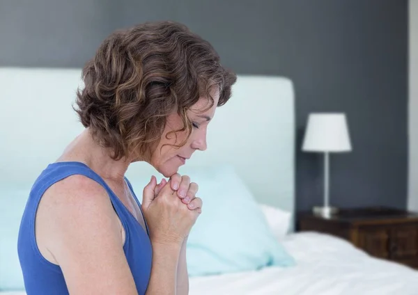 Frau betet hoffnungsvoll und traurig neben dem Bett — Stockfoto