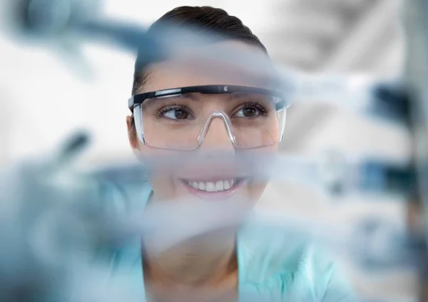 Nahaufnahme einer Frau durch Elektronik vor verschwommenem Hintergrund — Stockfoto