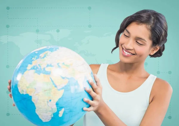 Frau mit Globus gegen grüne Landkarte — Stockfoto