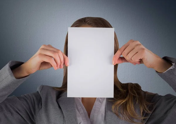 Mulher de negócios com cartão em branco sobre o rosto contra fundo da marinha — Fotografia de Stock