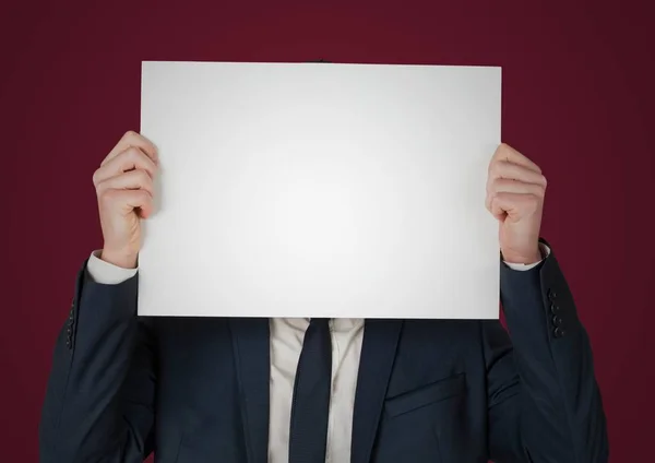 Hombre de negocios con tarjeta en blanco en la cara contra fondo granate — Foto de Stock