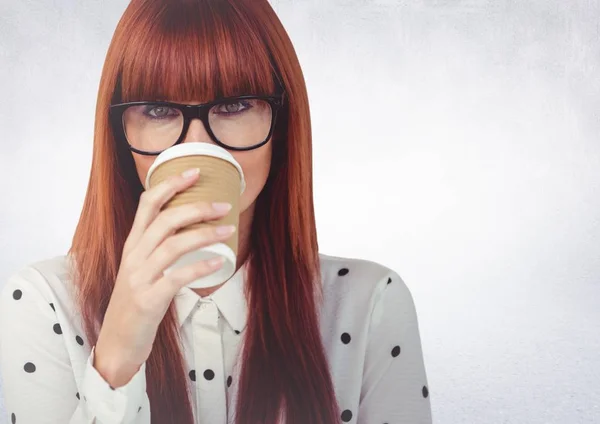 Primer plano de la mujer con taza de café sobre la cara contra la pared blanca — Foto de Stock