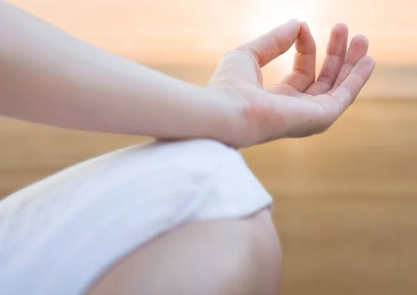 Hand som mediterar lugnt av sunset — Stockfoto