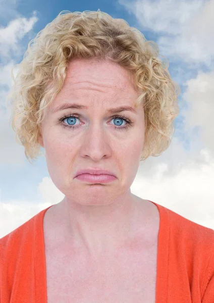 Smutná žena pláče proti modré obloze — Stock fotografie