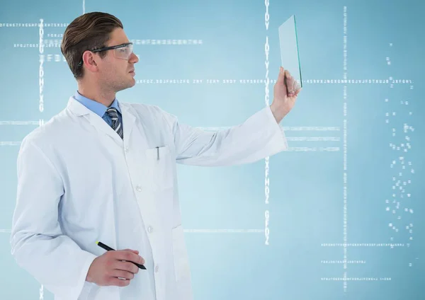 Чоловік в лабораторному пальто і окулярах з ручкою тримає скляний пристрій проти білого інтерфейсу і синього фону — стокове фото