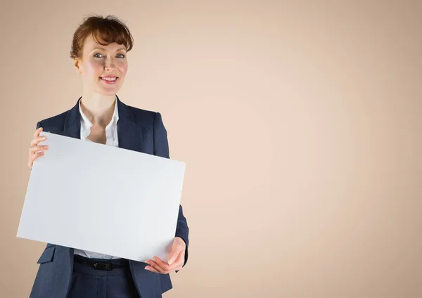 Mujer de negocios con tarjeta en blanco contra fondo crema —  Fotos de Stock