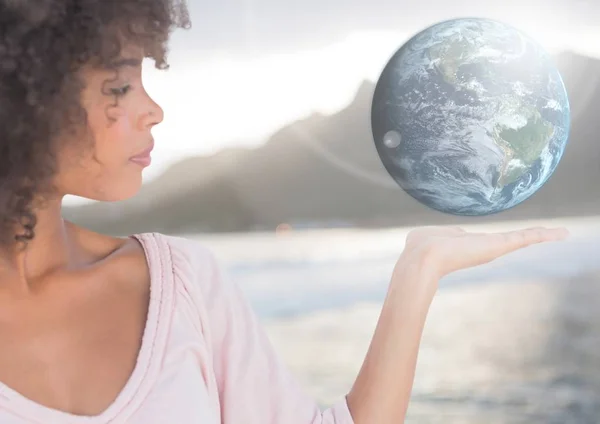 Mujer con la palma abierta de la mano sosteniendo mundo tierra globo — Foto de Stock