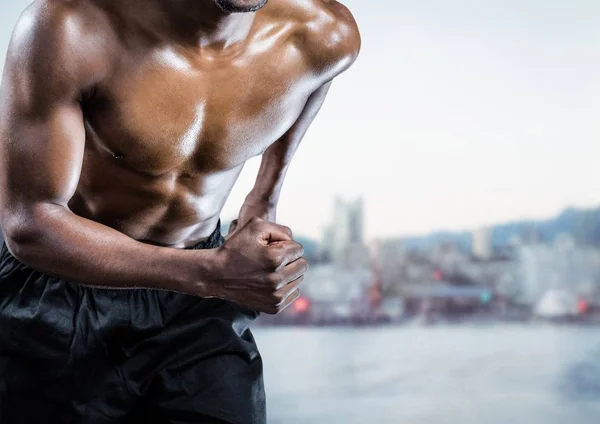 Uomo che corre contro lo skyline sfocato — Foto Stock