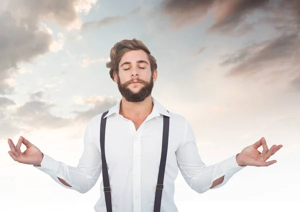 Uomo Meditando con le nuvole — Foto Stock