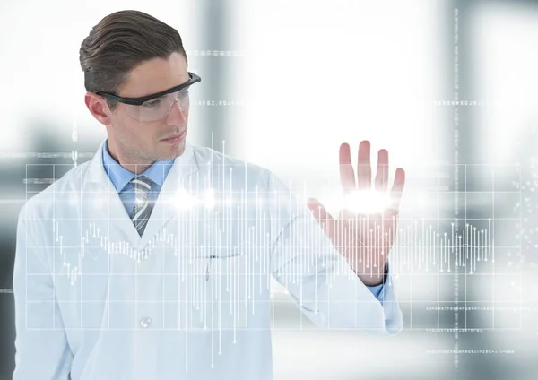 Muž v laboratorní plášť a ochranné brýle s bílým graf — Stock fotografie