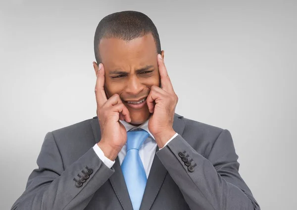 Gestresst man tegen een grijze achtergrond — Stockfoto