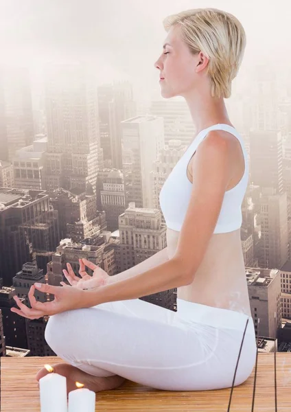 Mujer Meditando en paz sobre la ciudad — Foto de Stock