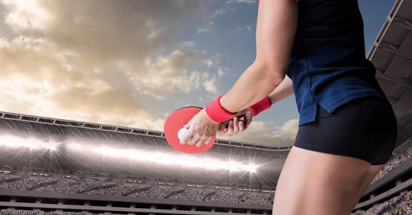 Jogador de tênis de mesa corpo inferior contra estádio e céu com nuvens — Fotografia de Stock