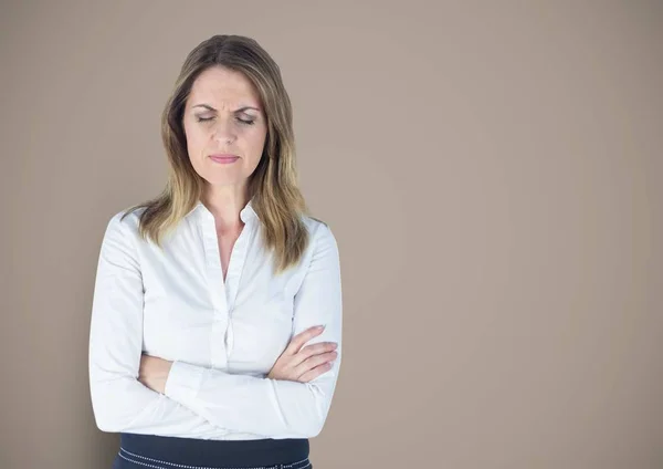 Molesto mujer de negocios estresada contra fondo marrón —  Fotos de Stock