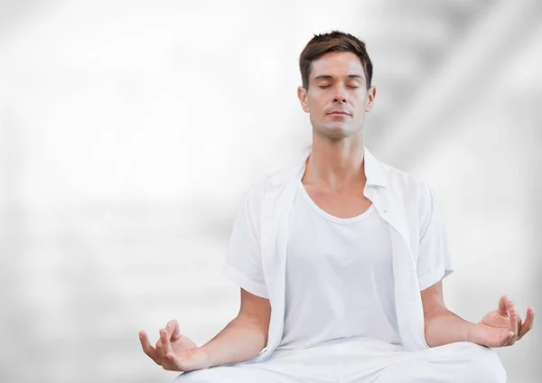 Man Meditating tegen witte achtergrond — Stockfoto