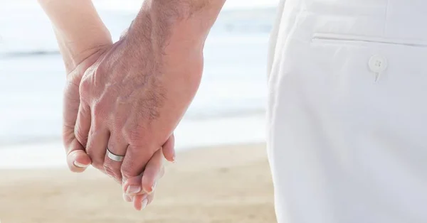Casamento coupé de mãos dadas por mar — Fotografia de Stock