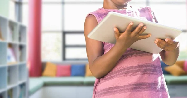 Criança em tablet na Biblioteca — Fotografia de Stock