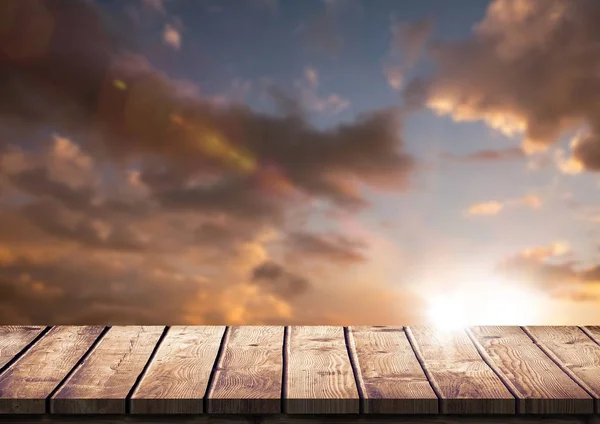 โต๊ะไม้กับพระอาทิตย์ตก — ภาพถ่ายสต็อก