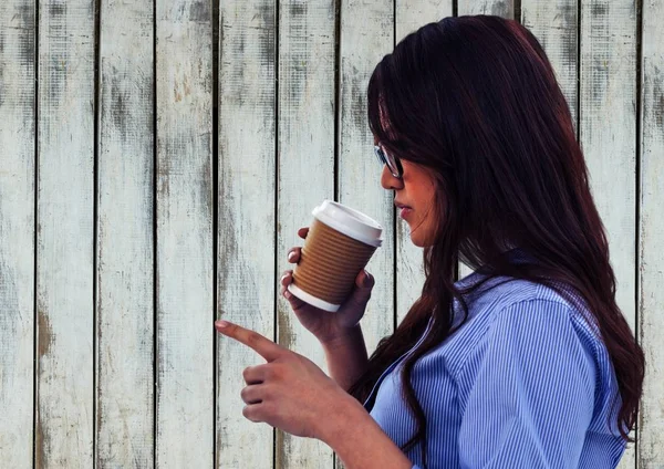 Γυναίκα πίνει από κύπελλο καφέ και δείχνοντας εναντίον ΣΚΑΦΤΟ — Φωτογραφία Αρχείου
