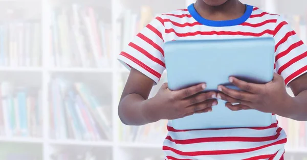 Bambino su tablet in Biblioteca — Foto Stock