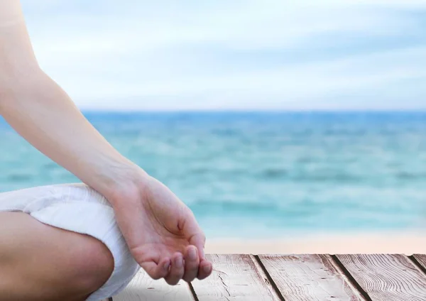 Dames hand Meditating in sneeuw bos — Stockfoto