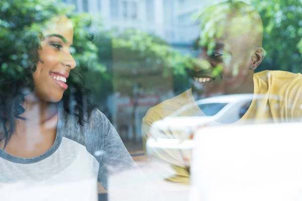 Paret tittar på varandra coffee House — Stockfoto