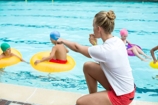 Lifeguard fischia mentre istruisce i bambini — Foto Stock